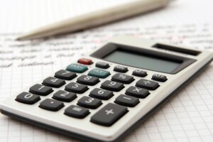 Handelshochschule: Schnittstelle zwischen Theorie und Praxis